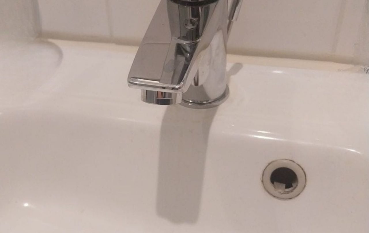 Robinet d'un lavabo réparé par H48 Plomberie.