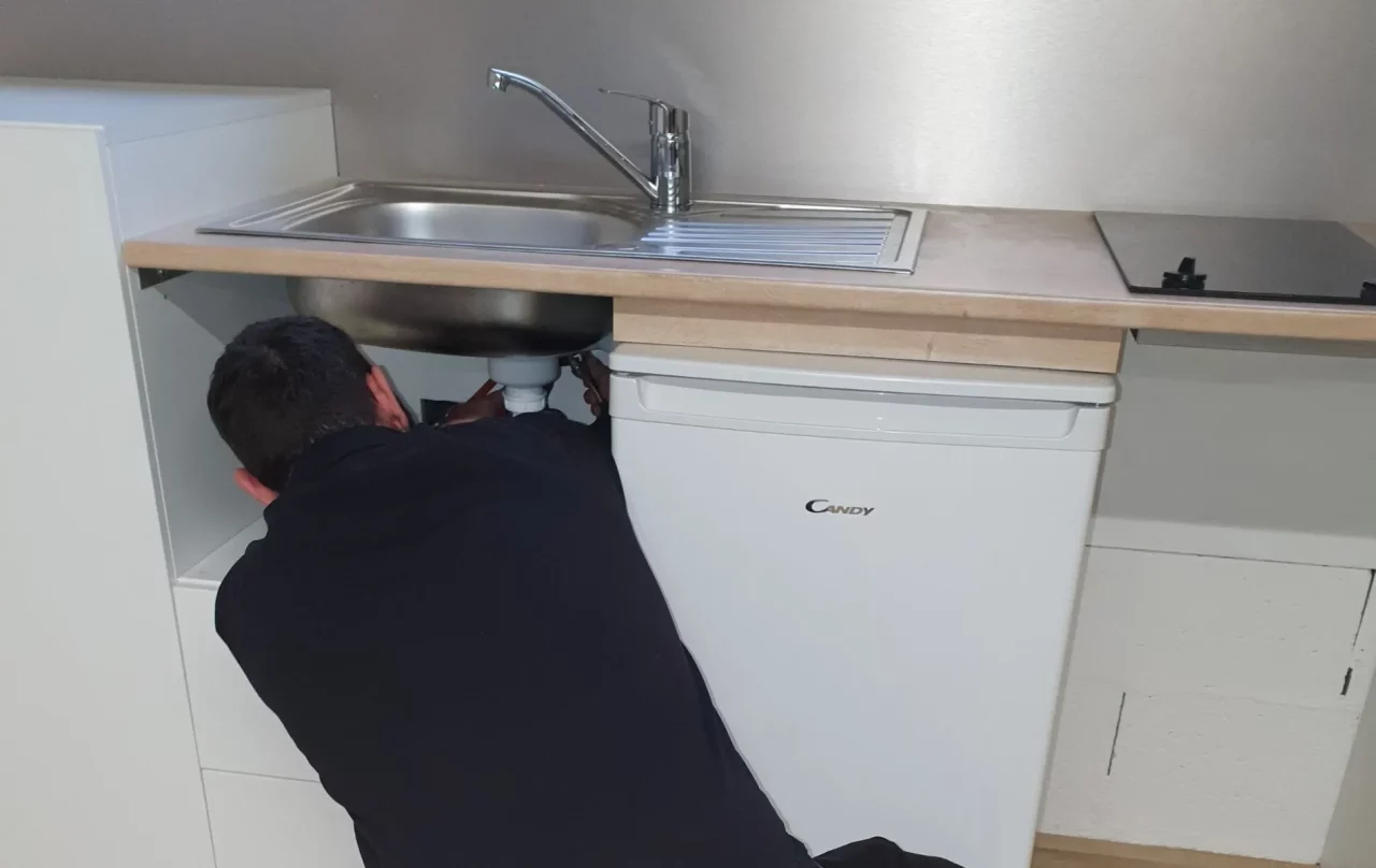 Débouchage lavabo par un technicien d'H48 Plomberie.