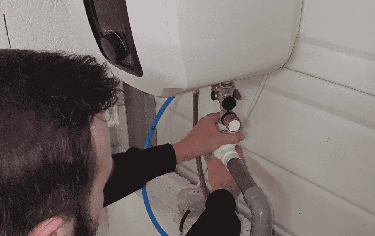 Intervention de H48 Plomberie sur une panne d’eau chaude.