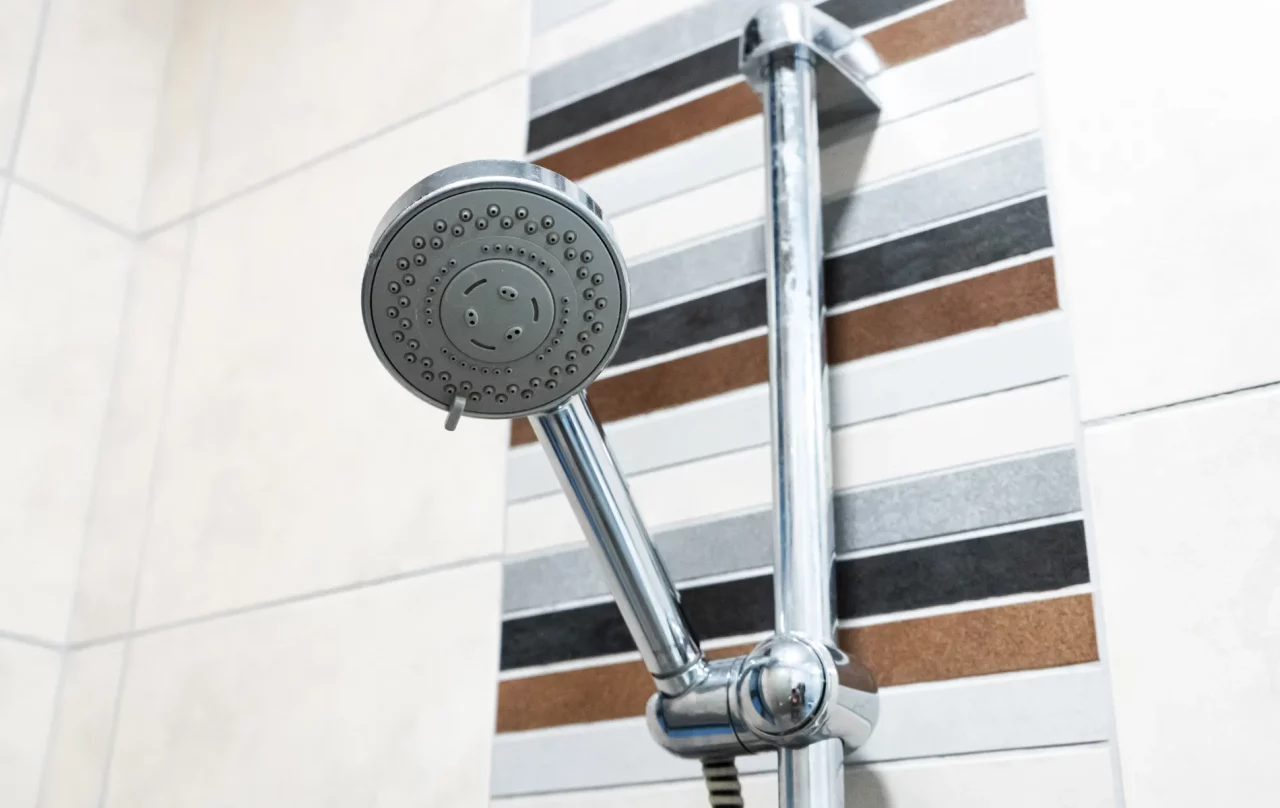 Barre de douche installée par H48 Plomberie