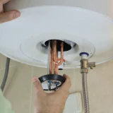 Installation d’un chauffe-eau par H48 Plomberie chez un client.