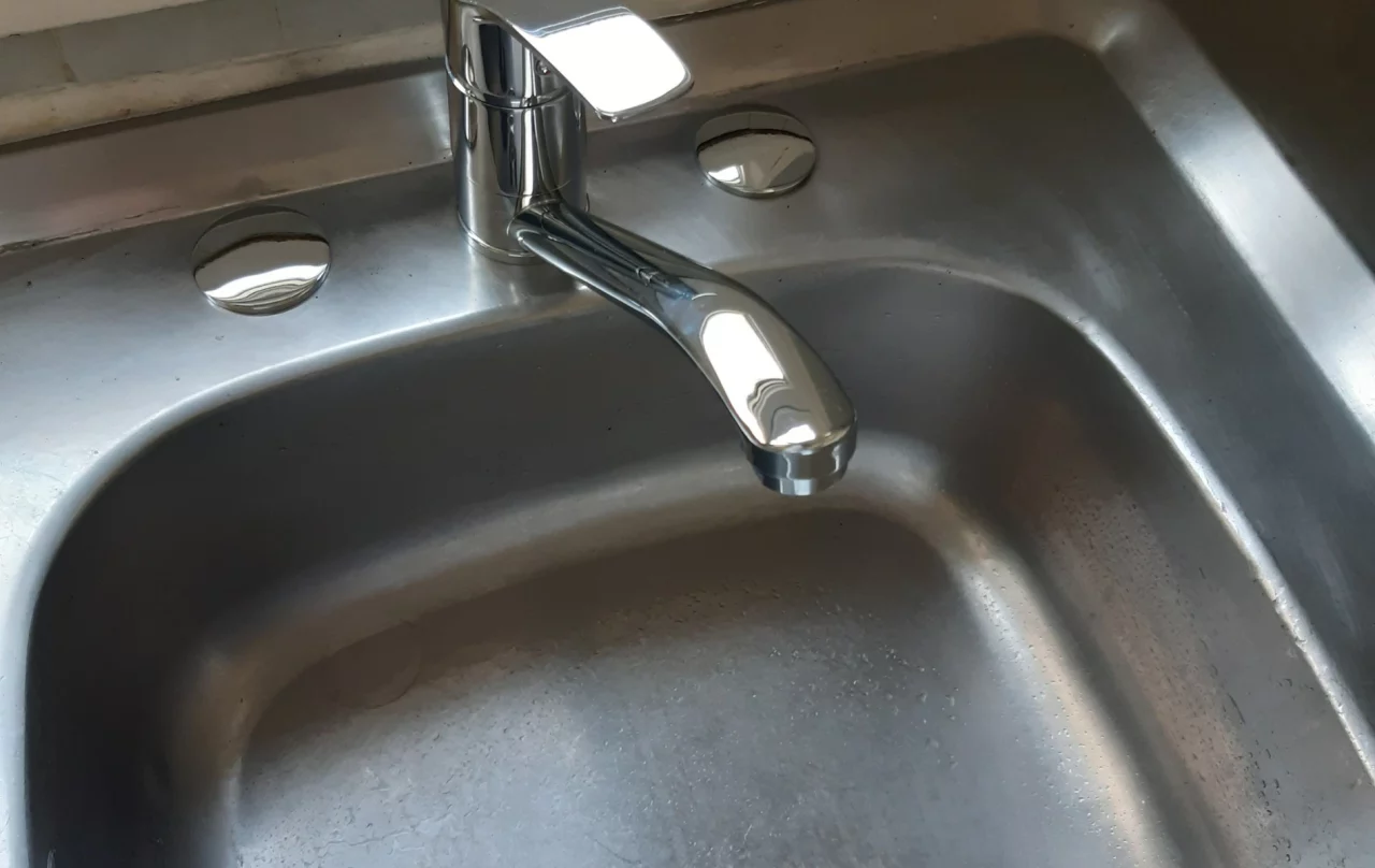 Dépannage en urgence d’un robinet de cuisine par votre plombier Le Mans H48 Plomberie.